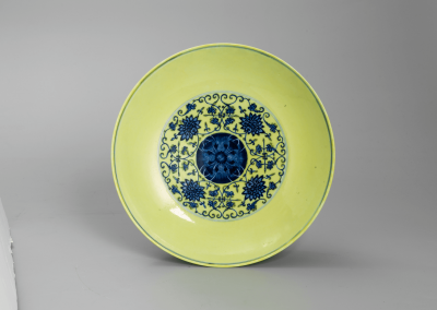 清 同治 黃地青花纏枝番蓮紋大盤