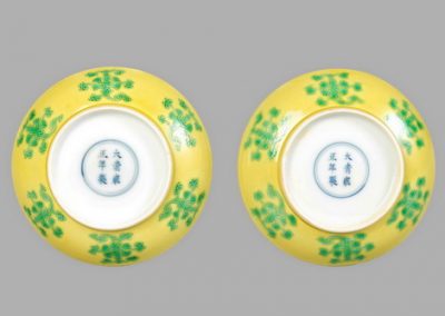 清雍正 黃地綠彩西番蓮紋盤一對