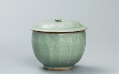 A fine and rare Song Longquan celadon bowl and cover