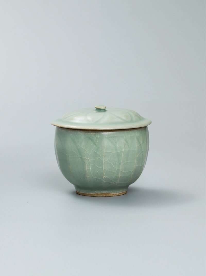 A fine and rare Song Longquan celadon bowl and cover